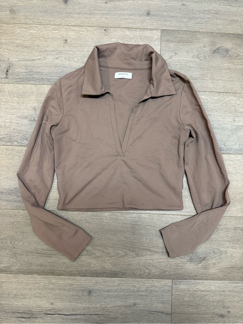 Babaton Taupe V‑Placket Long‑Sleeve Cropped Polo Top